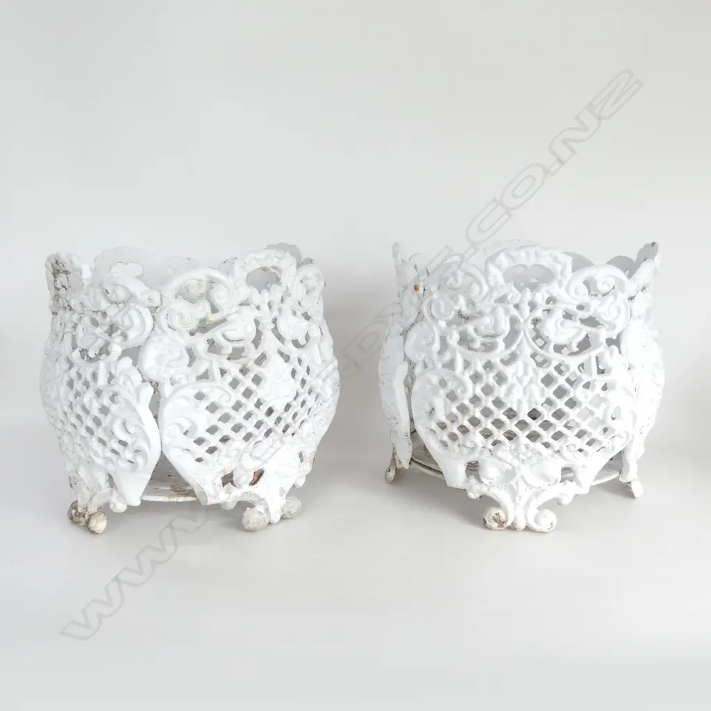 PR WHITE PAINTED CAST METAL PLANTERS H.270mm Image 1++