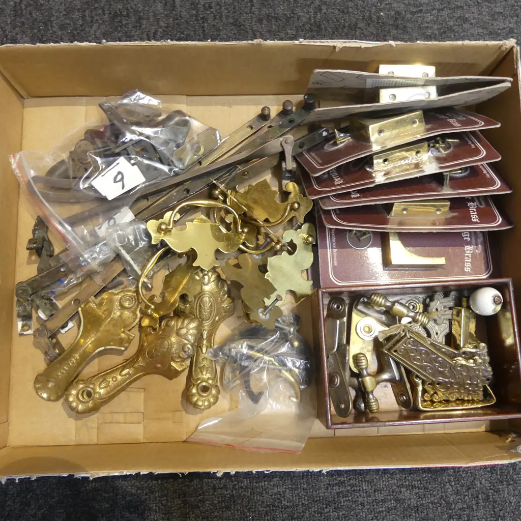 COLLECTION BRASS FITTINGS FOR RESTORATION INCL DRAWER HANDLES, WINDOW FITTINGS & BOX CORNERS Image 1++