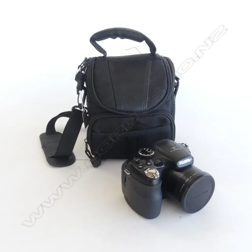 FUJIFILM FINEPIX 5 CAMERA, w. CARRY BAG Image 1++