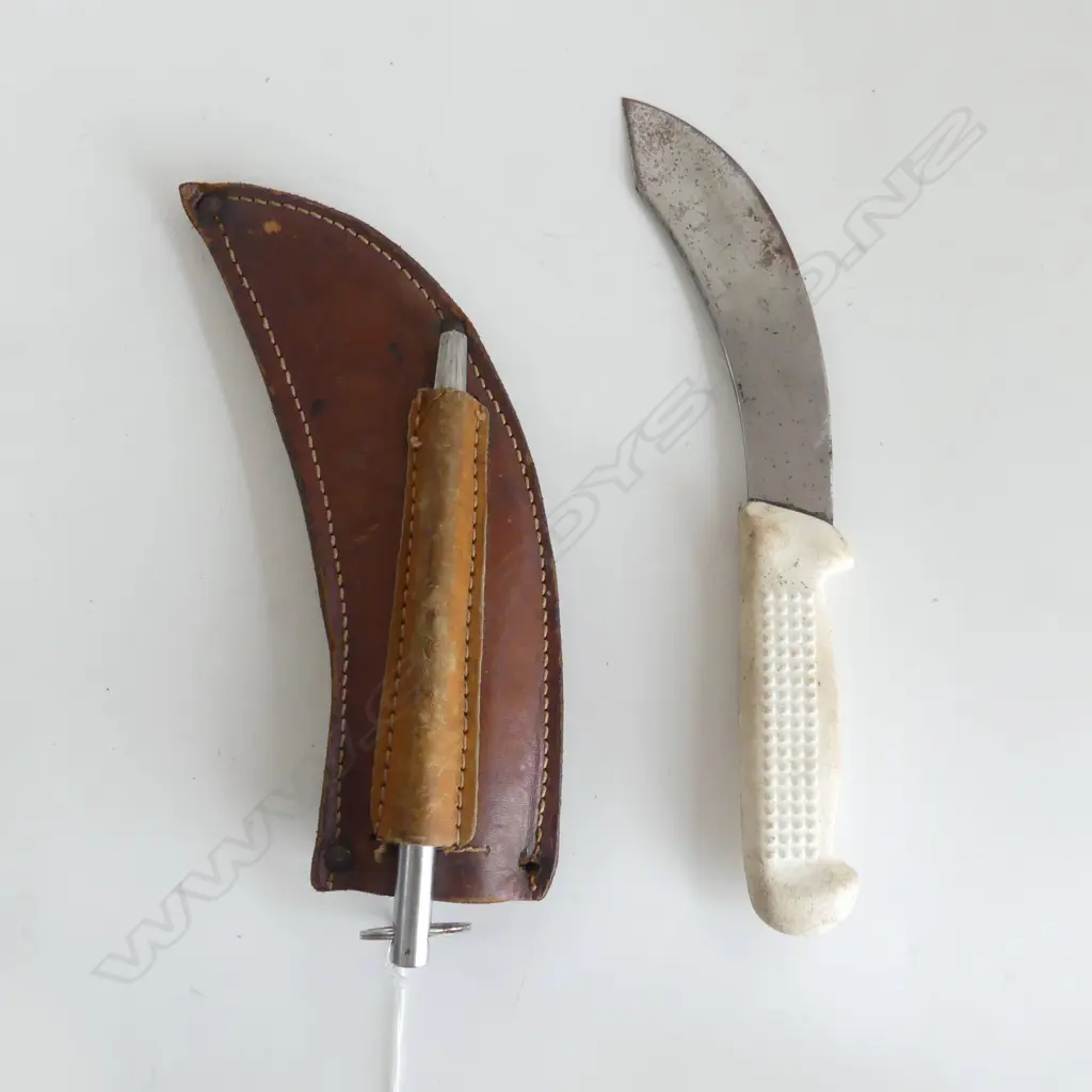VINTAGE NZ VICTORY SHEATH KNIFE w STEEL Image 1++