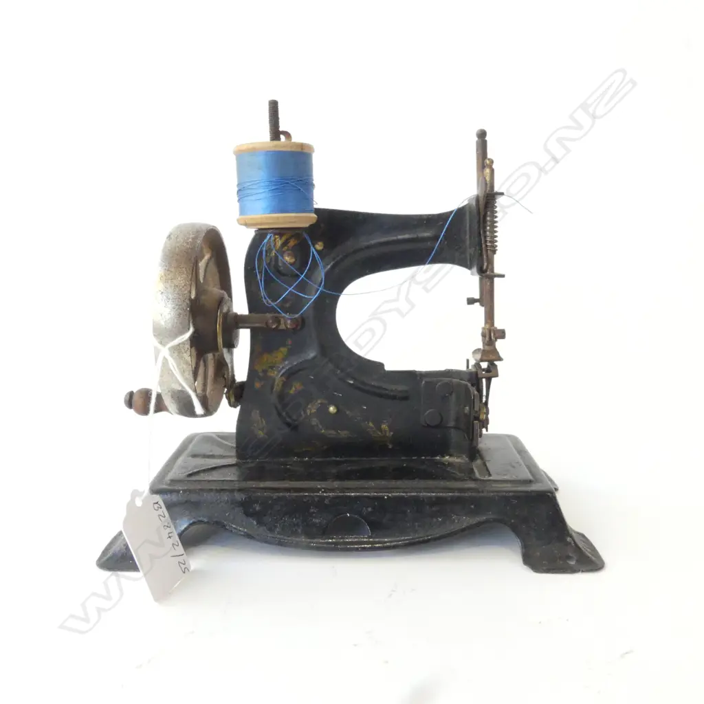 VICTORIAN CHILD’S TINPLATE TOY SEWING MACHINE, L.185MM Image 1++