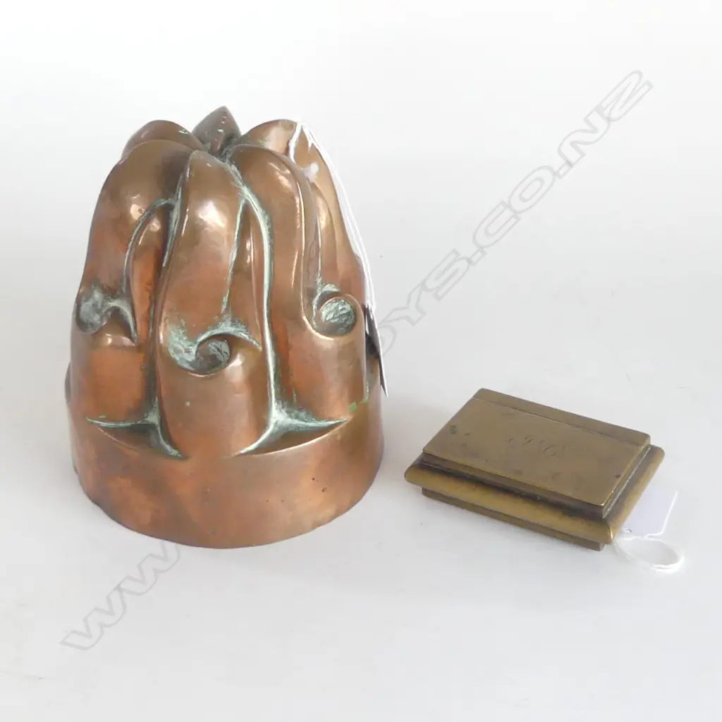 VICT COPPER JELLY MOULD H140MM & VICT  BRASS SNUFF BOX L80MM Image 1++