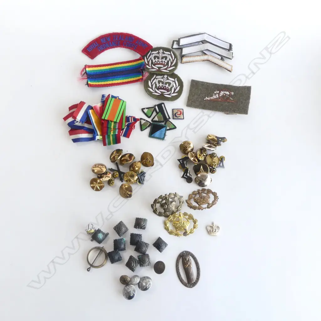COLLECTION MILITARY BADGES, PATCHES, PIPS & RIBBONS, incl 25 AMERICAN ARMY BADGES Image 1++