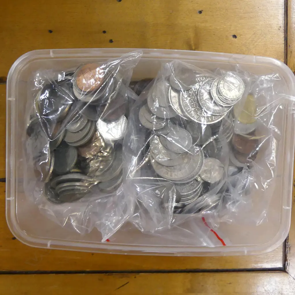 COLLECTION MIXED WORLD COINS & NZ PENNYS, HALF CROWNS, SHILLINGS & THREE PENNYS Image 1++