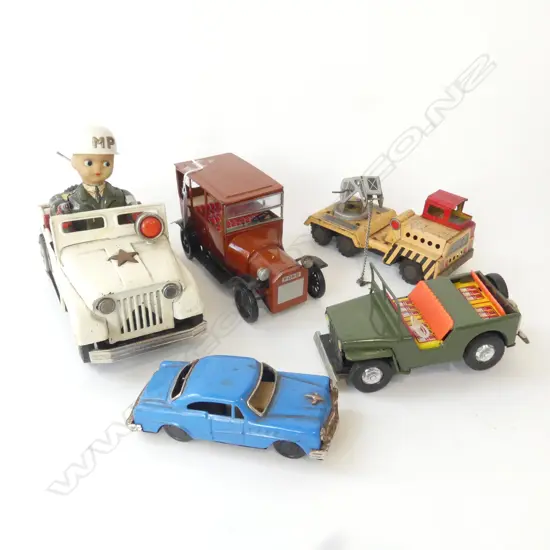 FIVE VINTAGE TINPLATE TOYS – MP JEEP, 1915 FORD, BLUE CAR, JEEP, CRANE, L.150MM-240MM