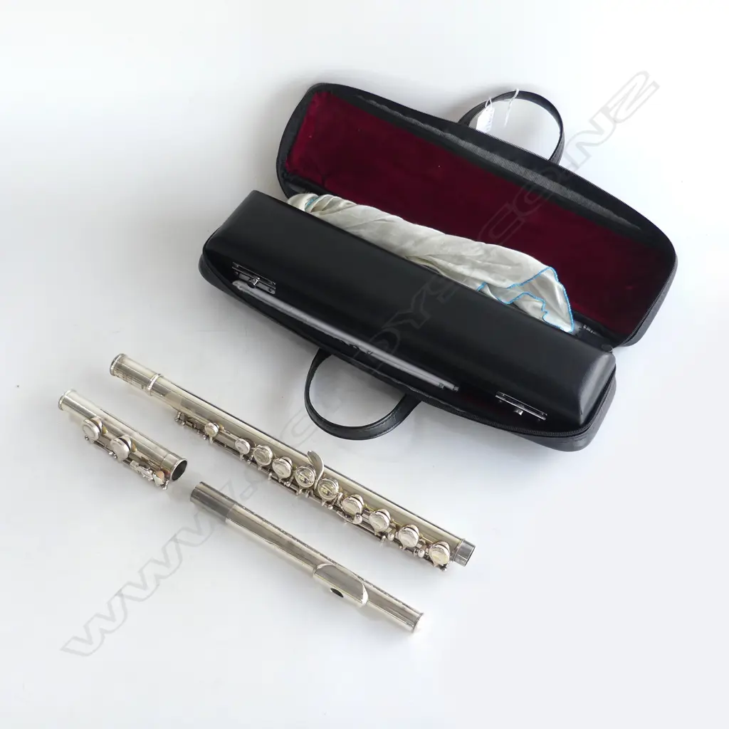 CASED 'PEARL' FLUTE w. CARRY BAG Image 1++