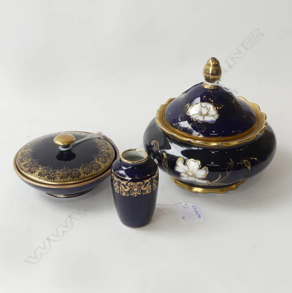 TWO CONTINENTAL COBALT BLUE LIDDED BOWLS (DIA.160 LARGEST) & ONE SMALL VASE, H. 90mm Image 1++