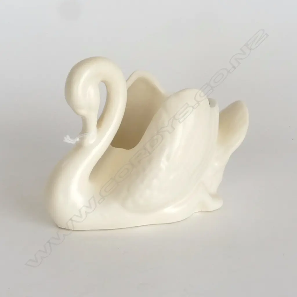 (25352) CROWN LYNN SMALL WHITE GLAZED SWAN. Image 1++