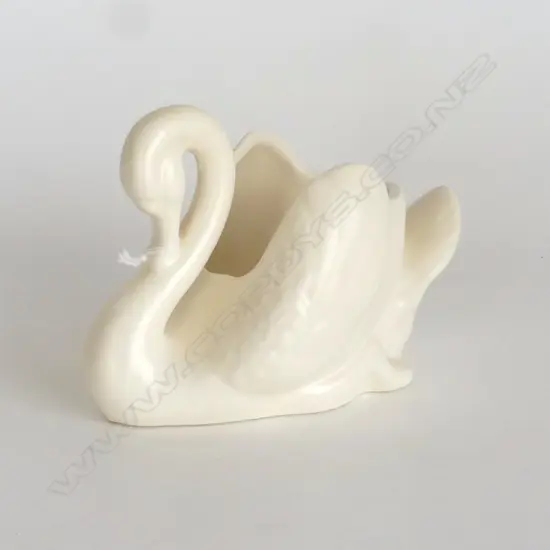 (25352) CROWN LYNN SMALL WHITE GLAZED SWAN.