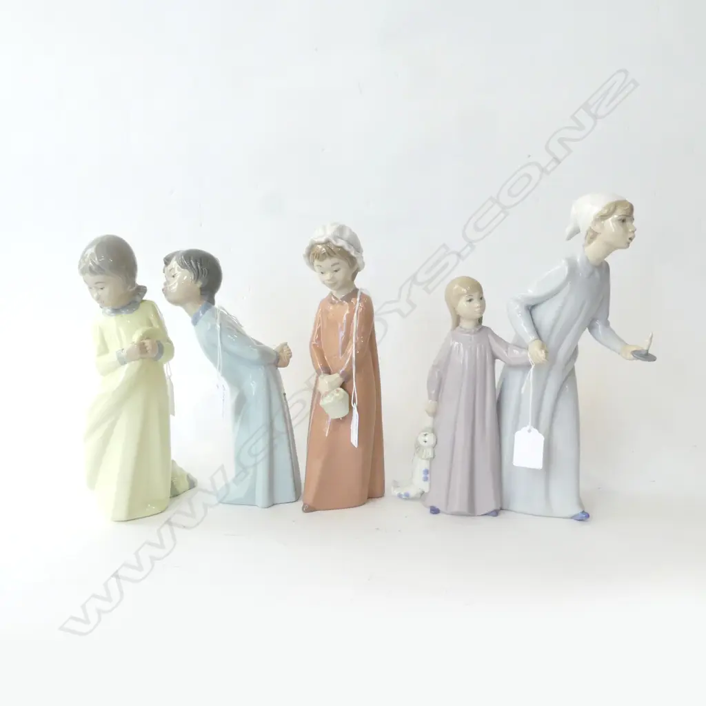 NAO BOY IN NIGHTGOWN HOLDING GIRL'S HAND H.300mm & 3 ZAPHIR FIGURES IN NIGHTGOWNS H.270mm Image 1++
