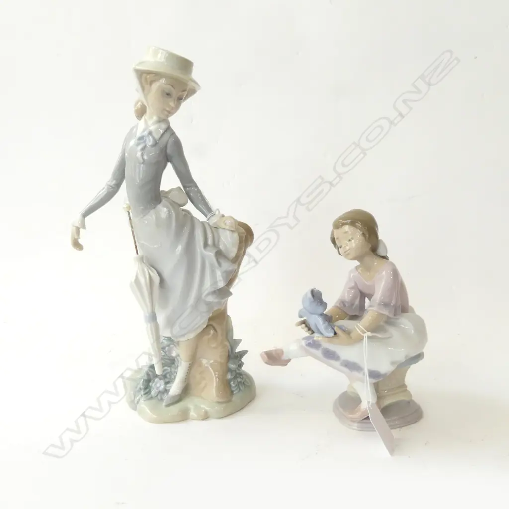 LLADRO FIGURINE LADY WITH BONNET & UMBRELLA H.280mm (damaged) & LLADRO SEATED GIRL w TEDDY Image 1++