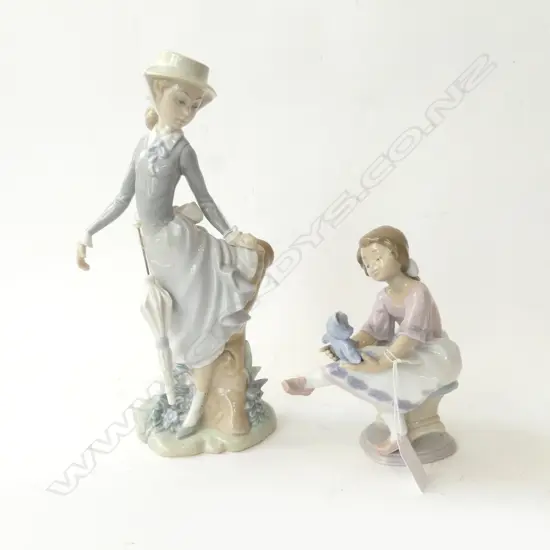 LLADRO FIGURINE LADY WITH BONNET & UMBRELLA H.280mm (damaged) & LLADRO SEATED GIRL w TEDDY