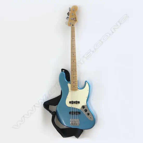 FENDER ELECTRIC JAZZ BASS MADE IN MEXICO WITH SOFT CASE