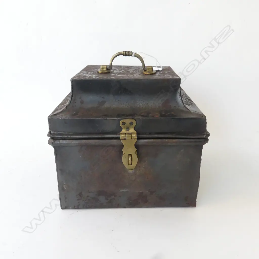 VINTAGE METAL LOCKBOX H200mm W230mm Image 1++