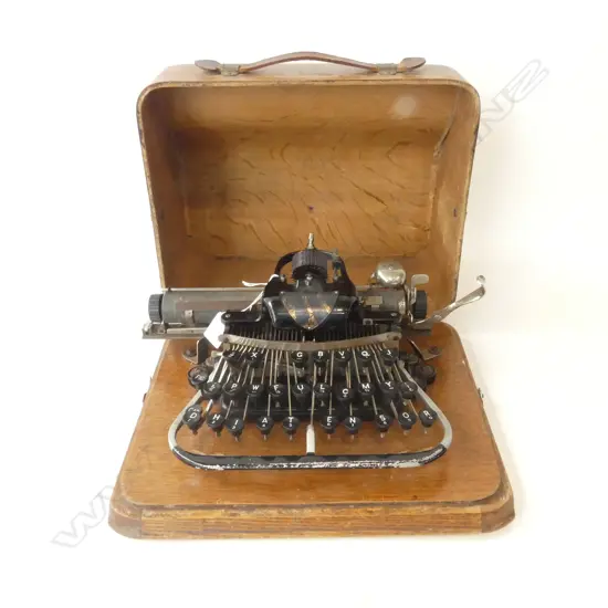 ANTIQUE BLICKENSDERFER NO.7 TYPEWRITER NEWCASTLE-ON-TYNE USA C.1898 IN OAK CASE, L.330mm