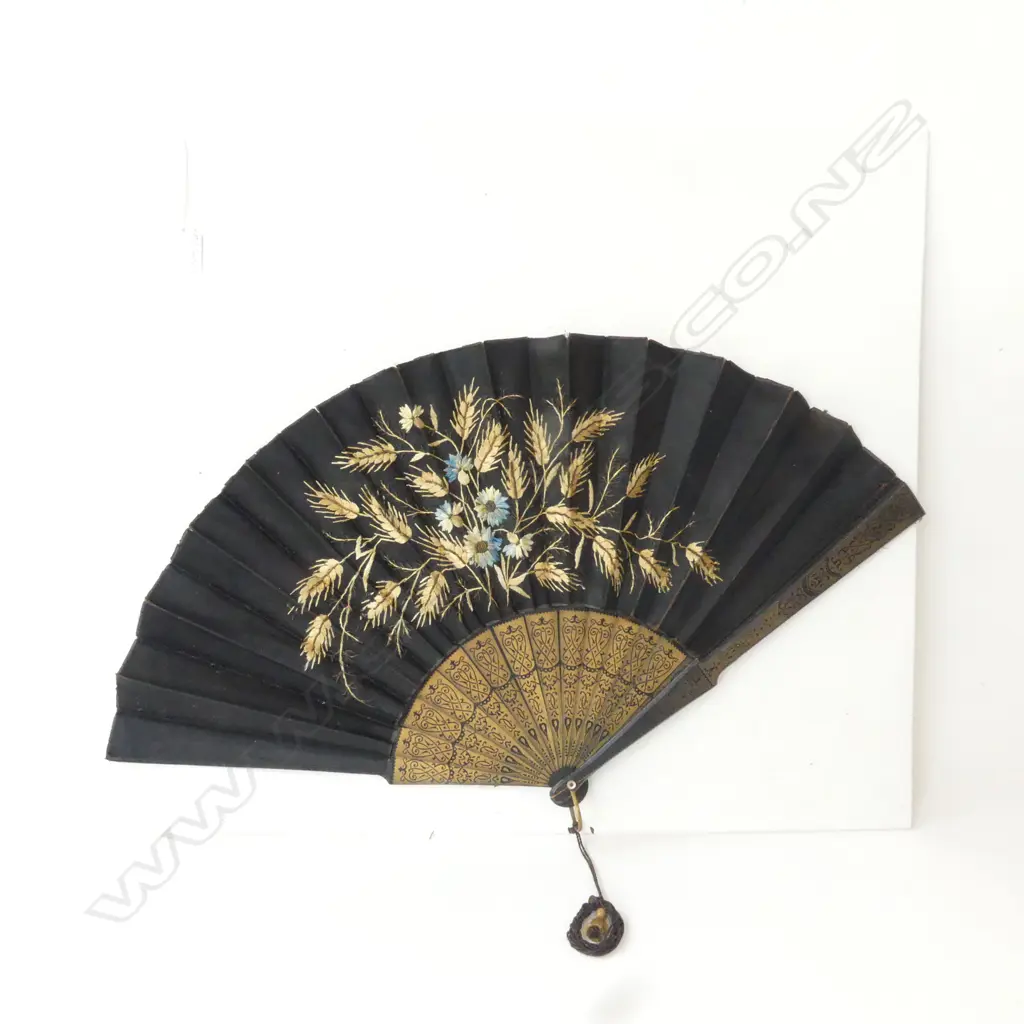 VICTORIAN HAND-EMBROIDERED FAN, L.610mm Image 1++