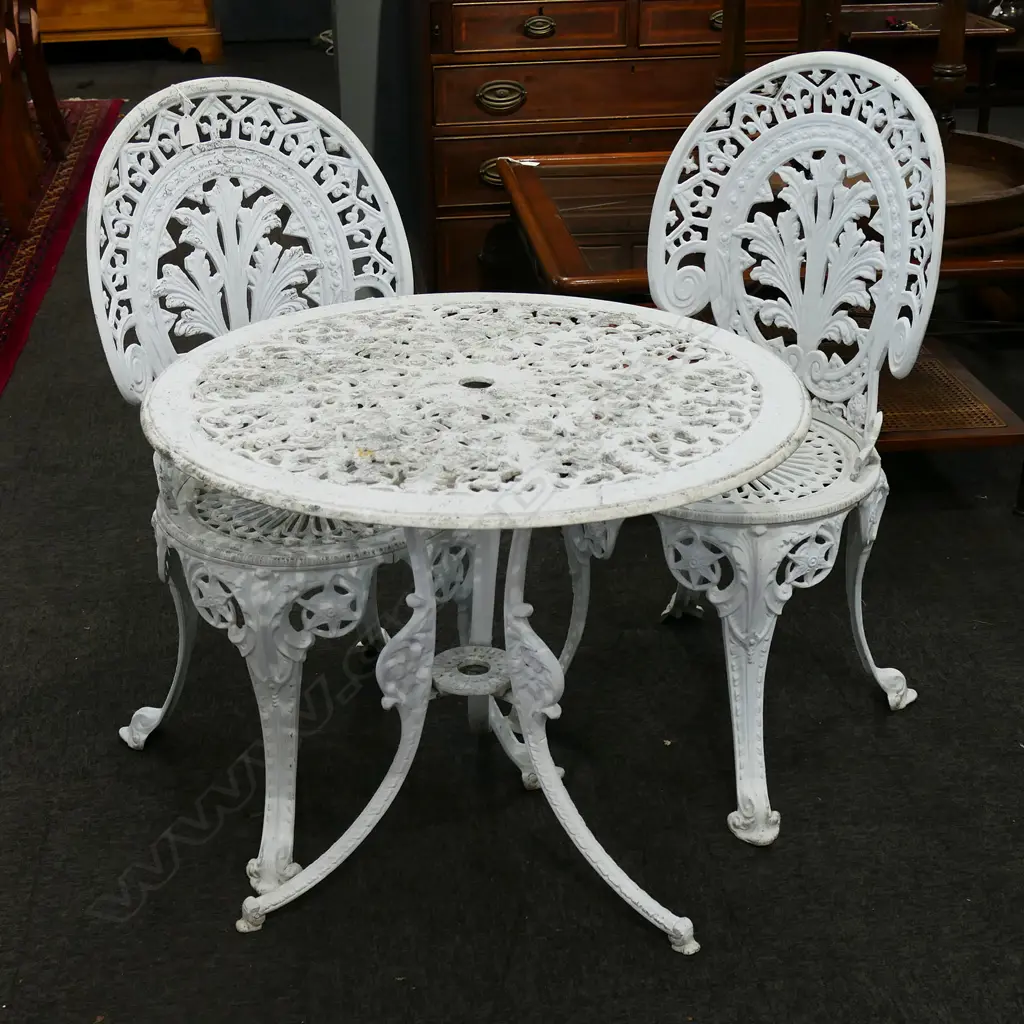 3 PCE WHITE METAL PATIO SET; PR CHAIRS + TABLE Image 1++