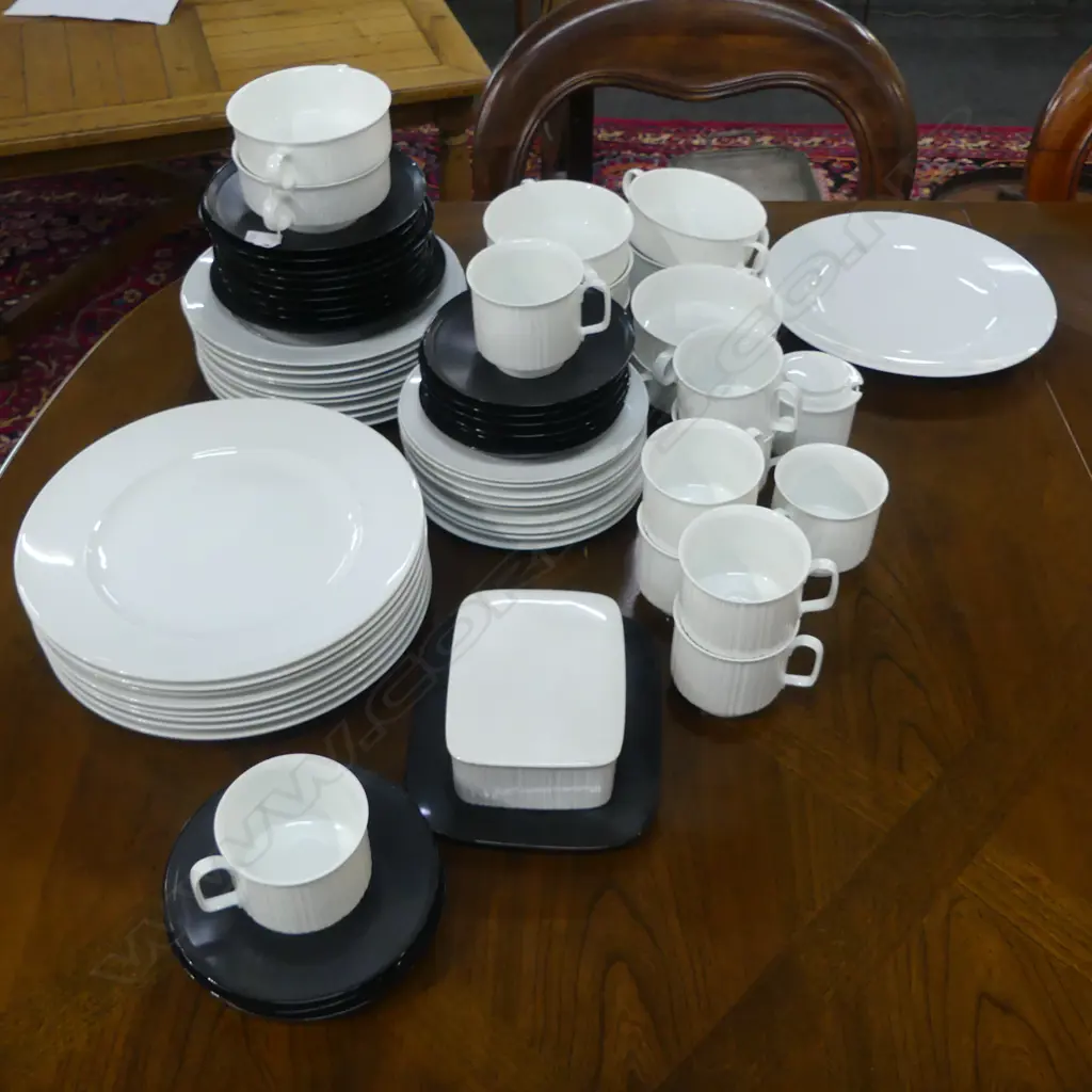 8 PLACE ROSENTHAL DINNER SERVICE - PORCELAINE NOIRE Image 1++