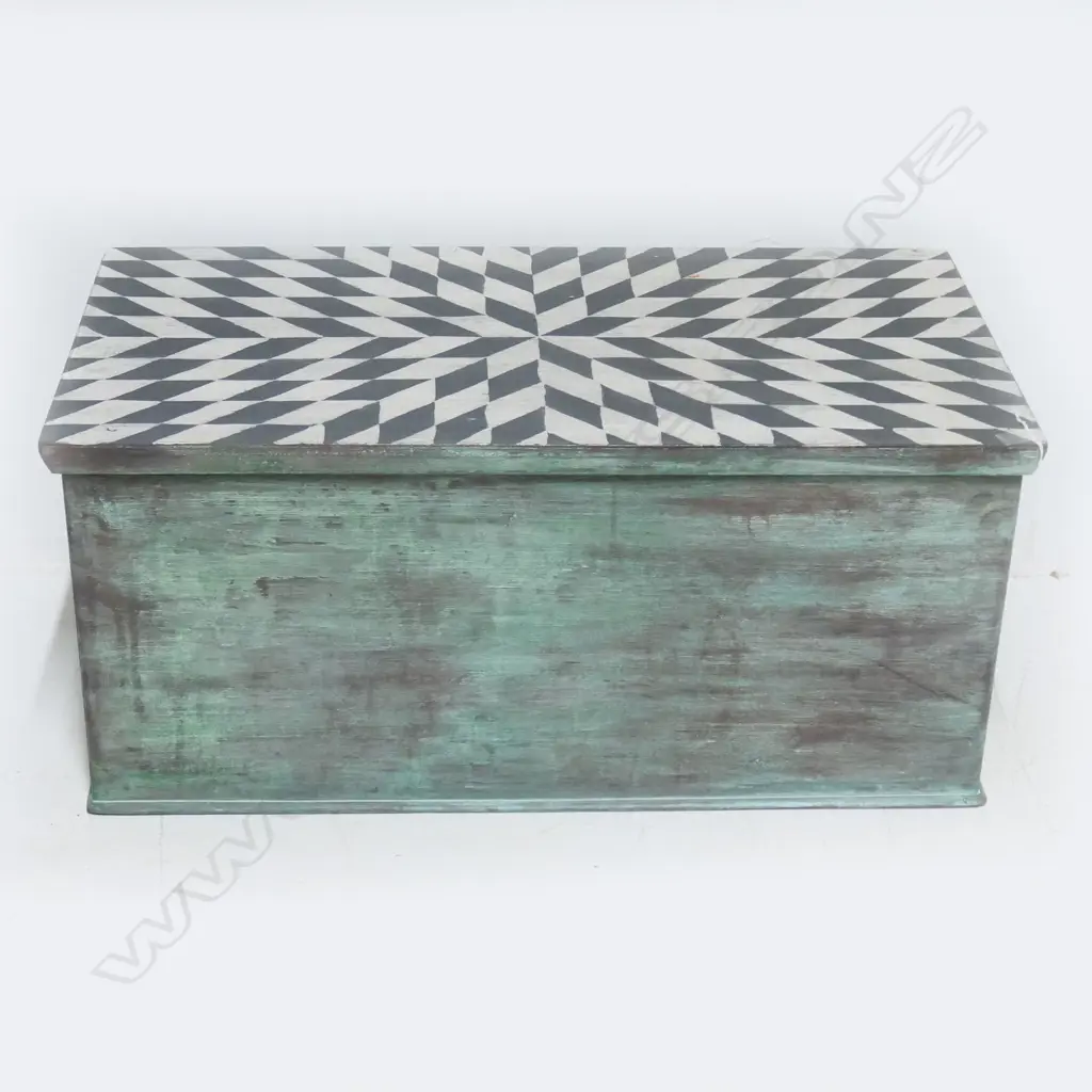LG PAINTED CHECKERBOARD CHEST, W.750mm Image 1++