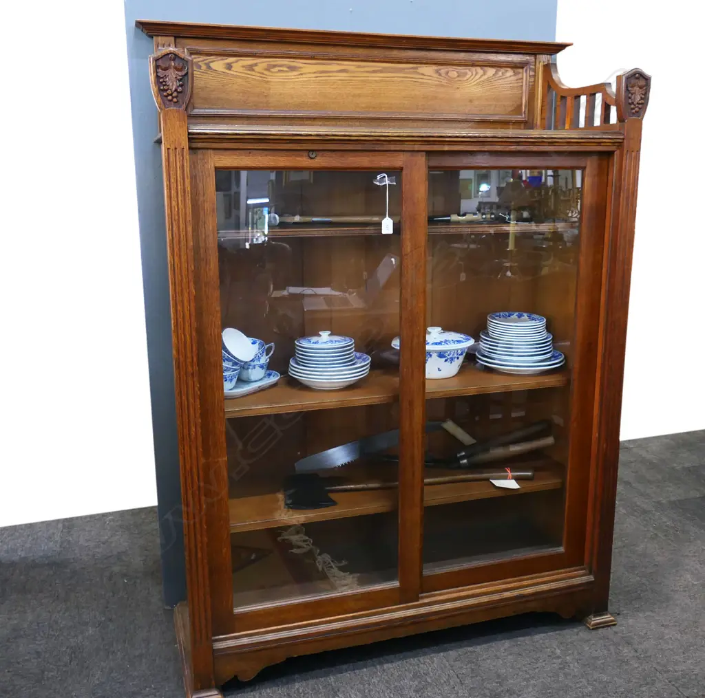 An early 20thC oak Arts and Crafts glazed bookcase, Image 1++