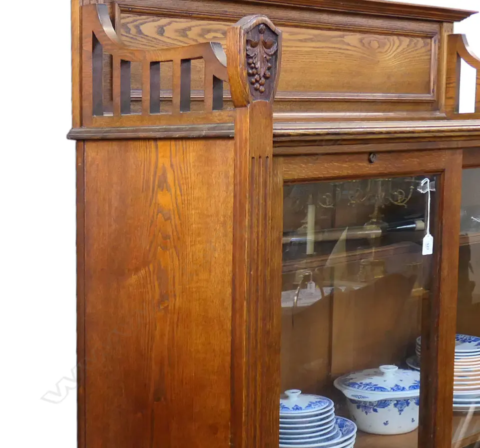 An early 20thC oak Arts and Crafts glazed bookcase, Image 1++