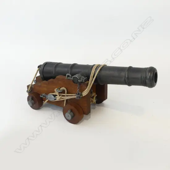 MODEL CANNON; CAST IRON ON WOODEN FRAME L.260mm