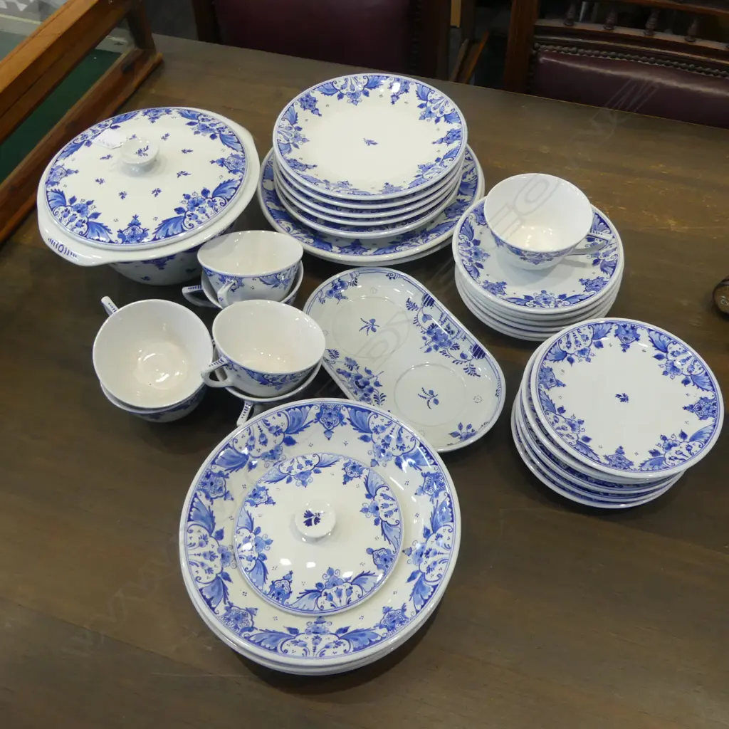HAND PAINTED DELFT DINNER SERVICE Image 1++