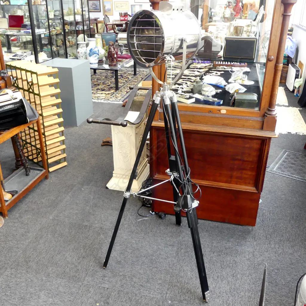 TRIPOD FLOOR LAMP H.1600mm (ADJUSTABLE) Image 1++