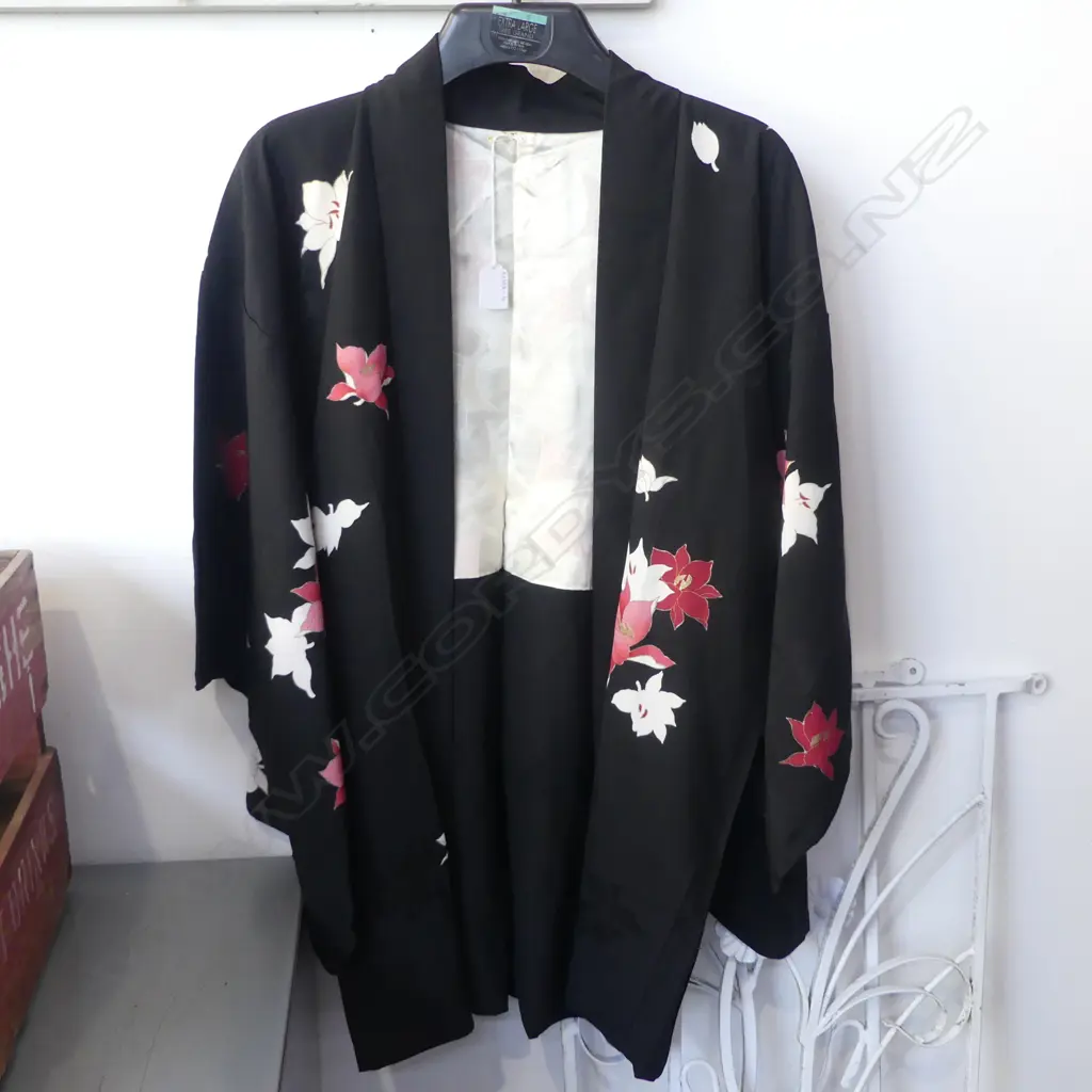 JAPANESE DECORATED SILK JACKET M SIZE Image 1++