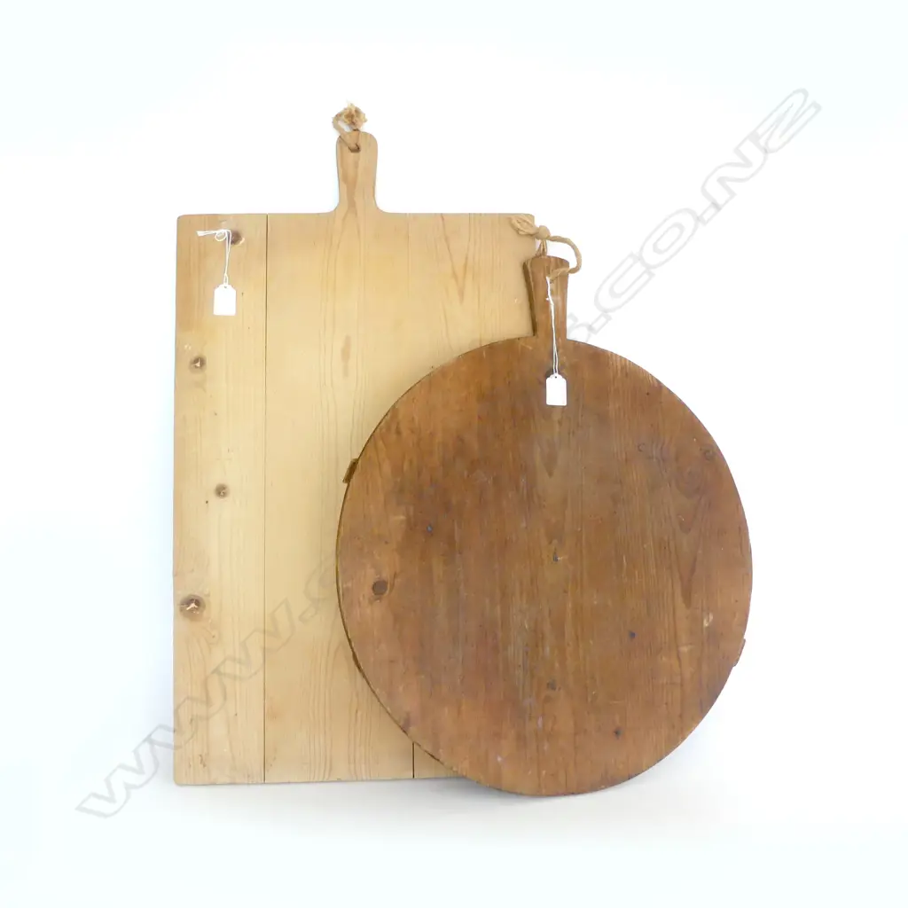 2 VINTAGE CUTTING /SERVING BOARDS WOOD ROUND DIA 500MM & RECTANGULAR 650 BY420MM Image 1++