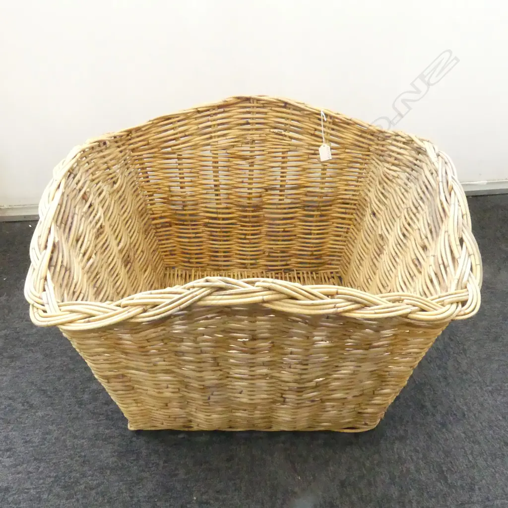LARGE VINTAGE WOVEN WICKER BASKET EXCELLENT CONDITION, L.650MM H.450MM Image 1++