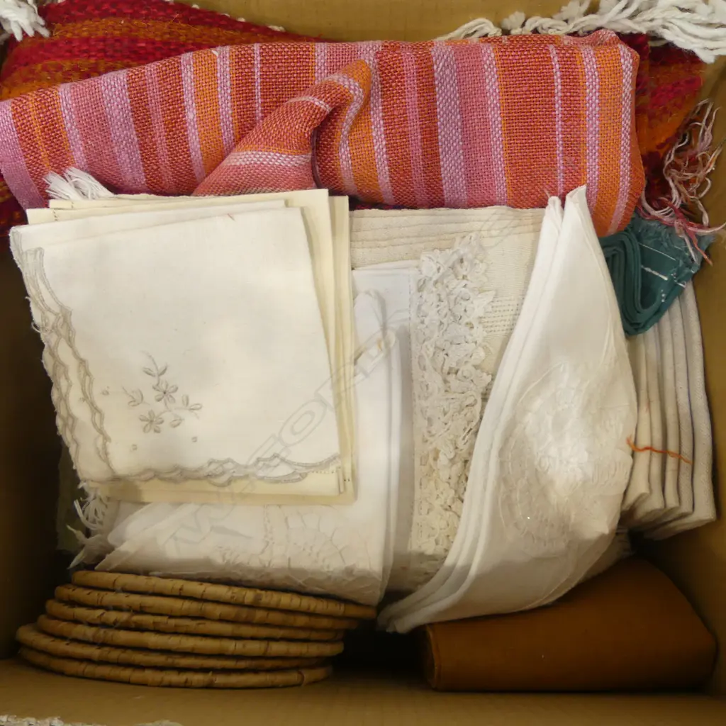 BOX OF MIXED LINEN PLACE MATS ETC Image 1++