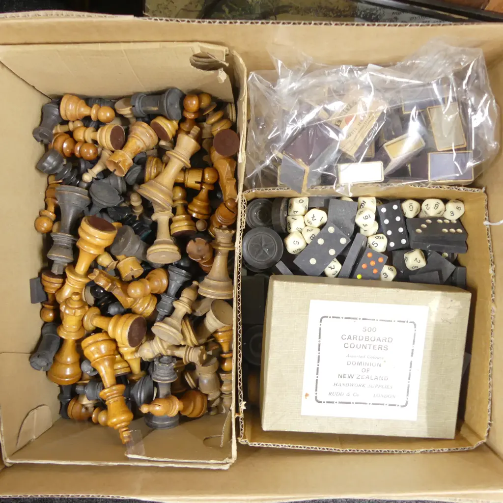 LG BOX VINTAGE CHESS PCS, BOX DRAGHT, DOMINO, DICE & COUNTERS & COLLECTION VINTAGE BEEHIVE & LION MATCHBOXES w MATCHES Image 1++