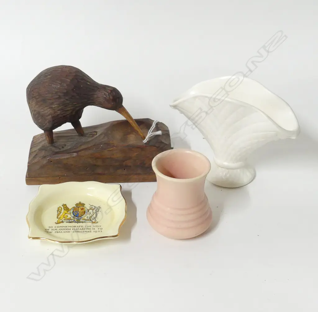 3 CERAMICS INCL. WHITE CROWN LYNN VASE #2000 H.105mm + CARVED WOODEN KIWI Image 1++
