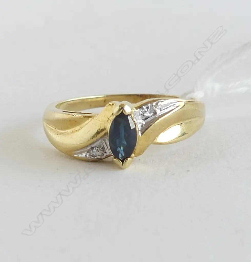 18CT YELLOW GOLD SAPPHIRE & DIAMOND RING 3.6gms  SIZE O Image 1++