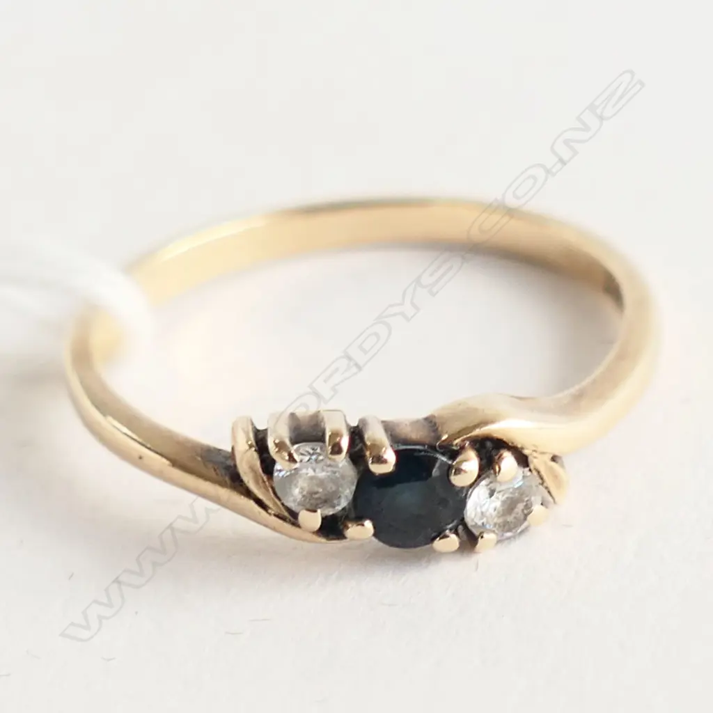 GOLD 9CT RING WITH THREE STONES 2 GRAMS SIZE P Image 1++
