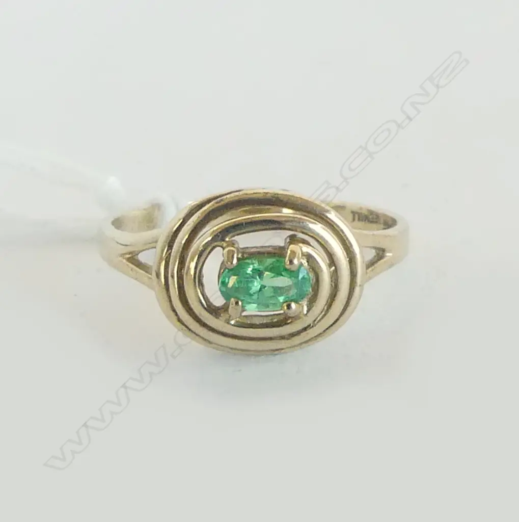 9ct GREEN GEM STONE RING2.35gms  SIZE P Image 1++