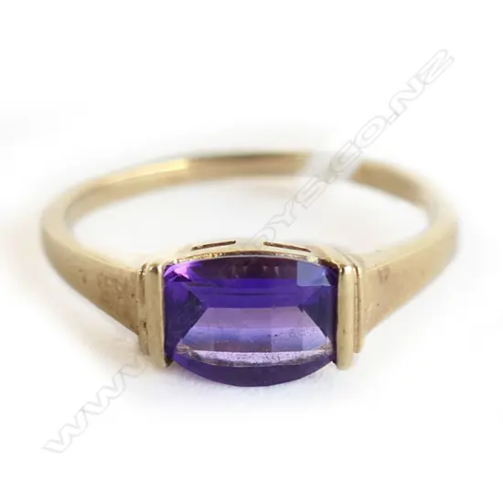 9ct RING w AMETHYST STONE 2gm  SIZE  Q
