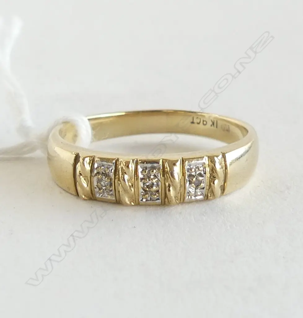9ct YELLOW GOLD & SMALL DIAMOND RING 2.86gms SIZE S Image 1++
