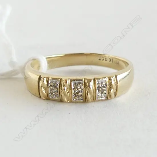 9ct YELLOW GOLD & SMALL DIAMOND RING 2.86gms SIZE S