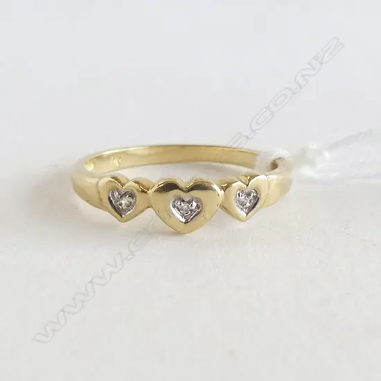 9CT 3 DIAMOND BAND RING heart settings 2gms  SIZE P