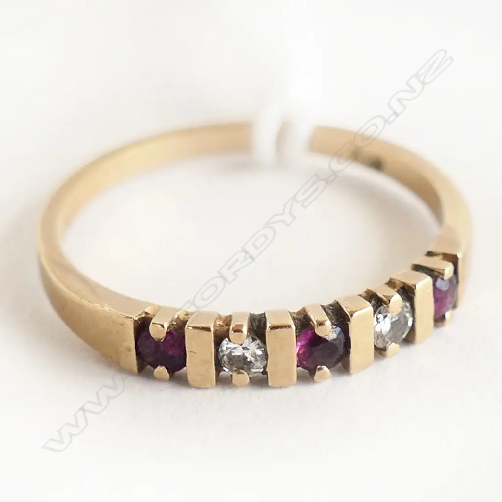 9ct GOLD RUBY & DIAMOND BAND RING 1.5gms  SIZE N Image 1++