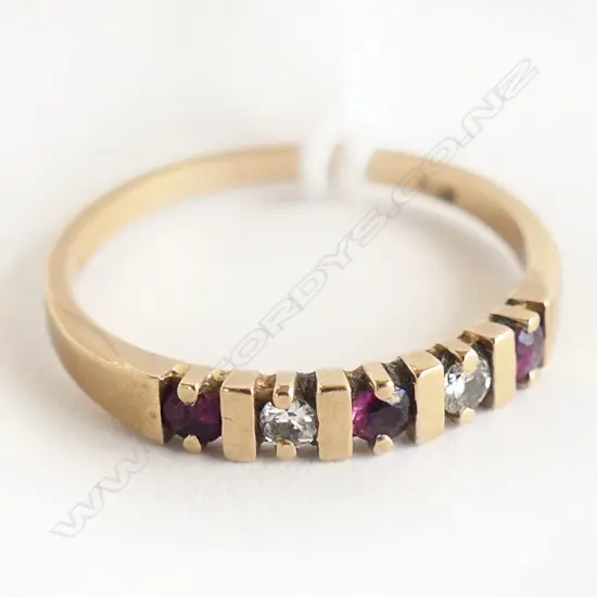 9ct GOLD RUBY & DIAMOND BAND RING 1.5gms  SIZE N