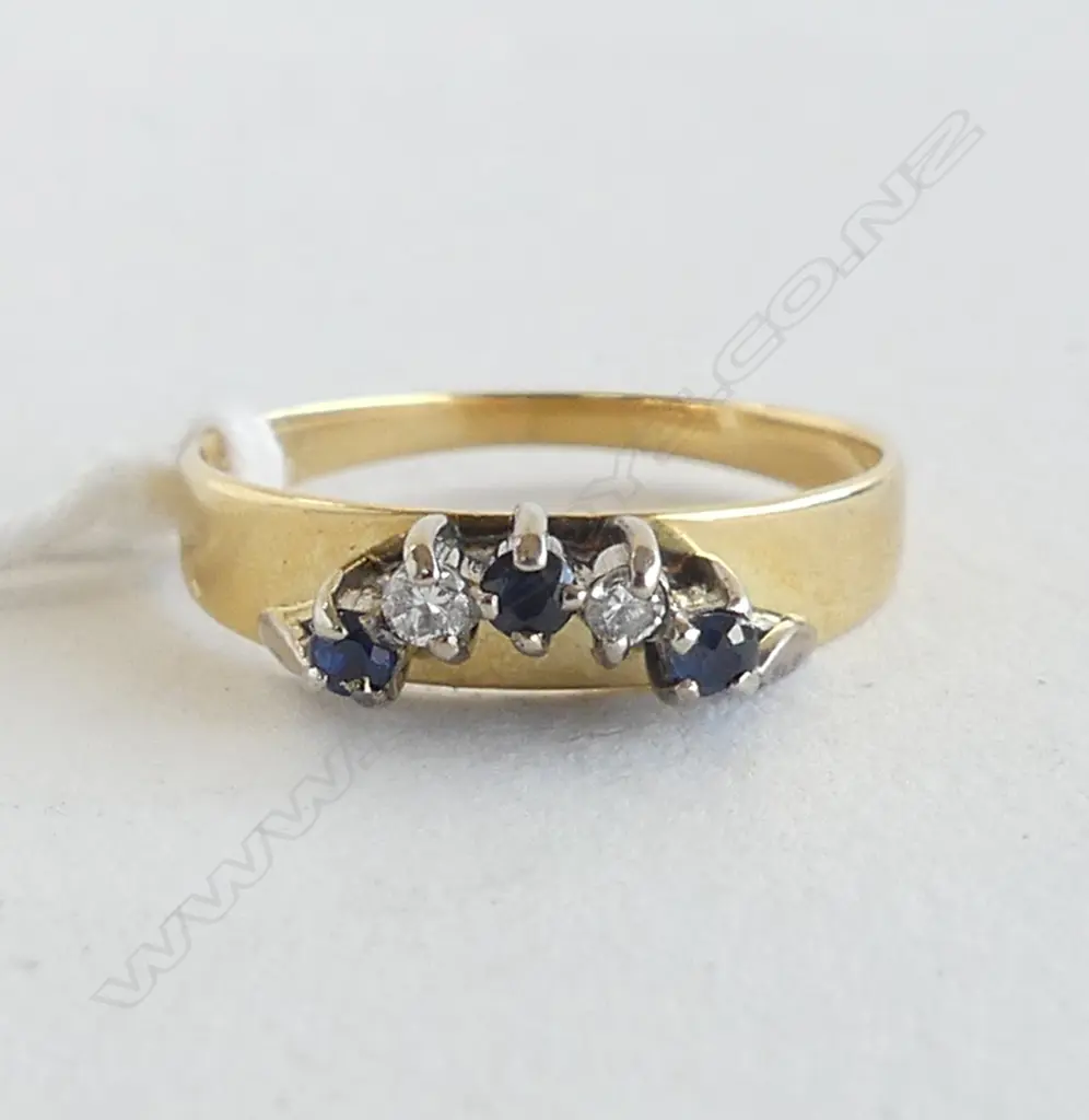 18ct YELLOW GOLD SAPPHIRE & DIAMOND RING 2.66gms  SIZE O 1/2 Image 1++