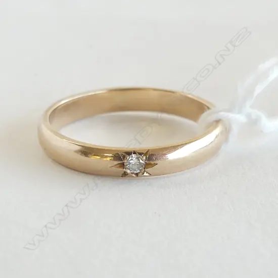 9CT 1x DIAMOND IN BAND RING 2.4gms  SIZE O