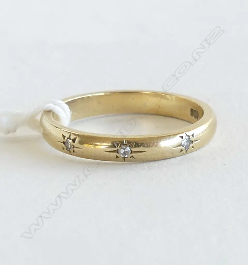 9ct YELLOW GOLD & 3 DIAMOND BAND RING 2.6gms SIZE N Image 1++