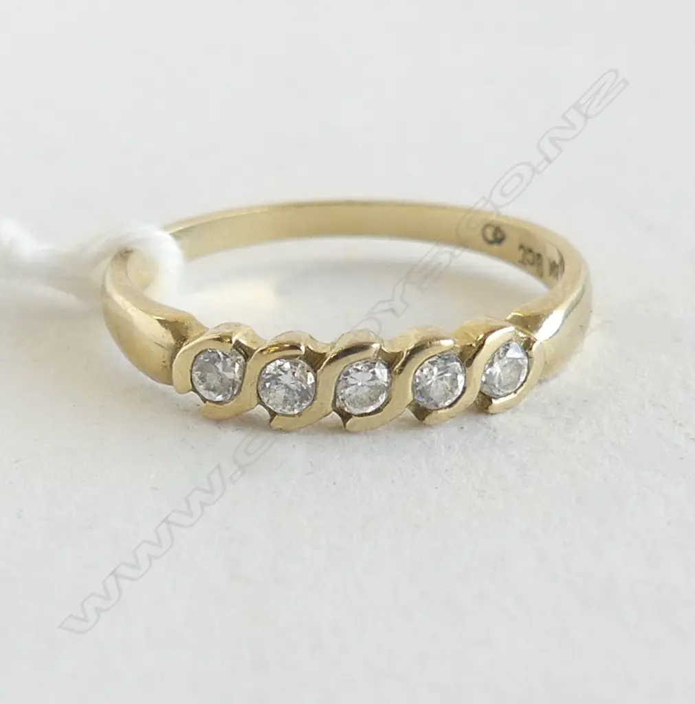9CT 5 CZ STONES IN BAND RING 1.75gms  SIZE P Image 1++