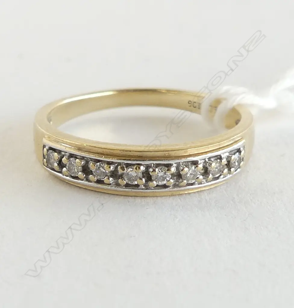 9CT 8 DIAMOND BAND RING 2.5gms  SIZE O Image 1++