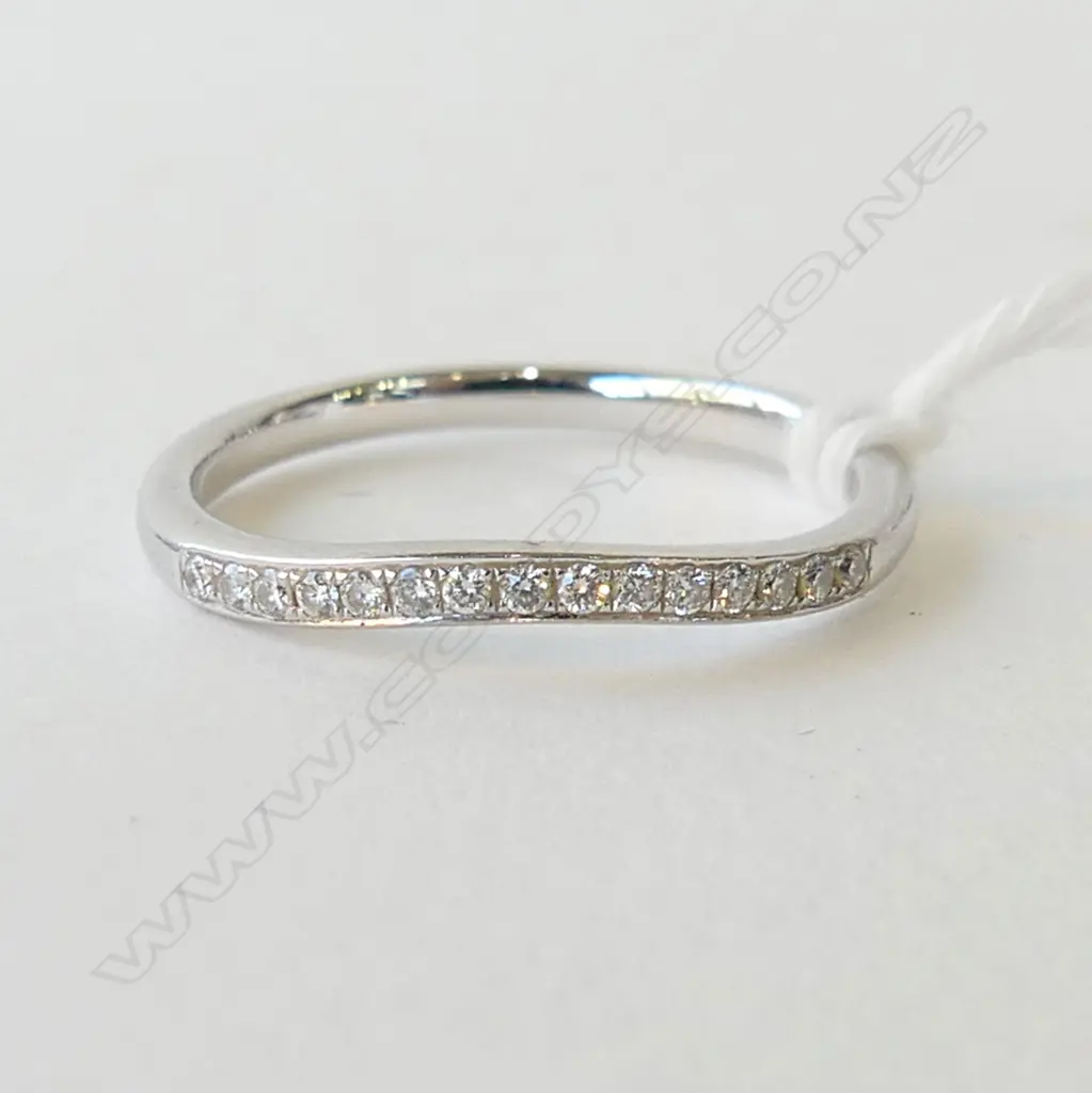 **RTV** 18CT WHTE GOLD & DIAMOND BAND  SIZE L Image 1++
