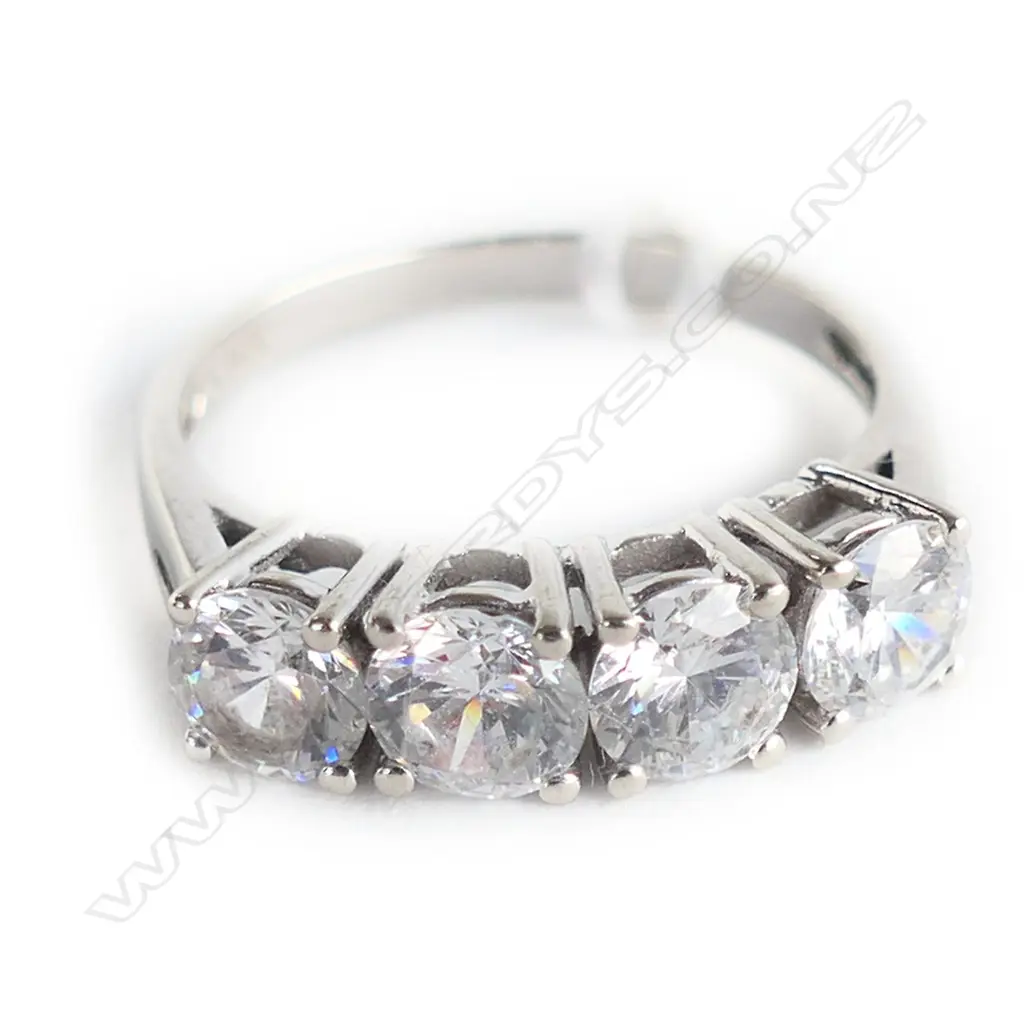 14CT WHITE GOLD & CLEAR STONE RING 3.1gms  SIZE N 1/2 Image 1++